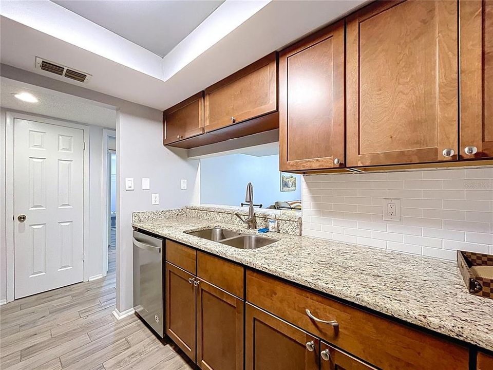 For Sale: $184,000 (2 beds, 2 baths, 955 Square Feet)