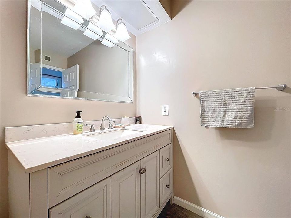 For Sale: $184,000 (2 beds, 2 baths, 955 Square Feet)