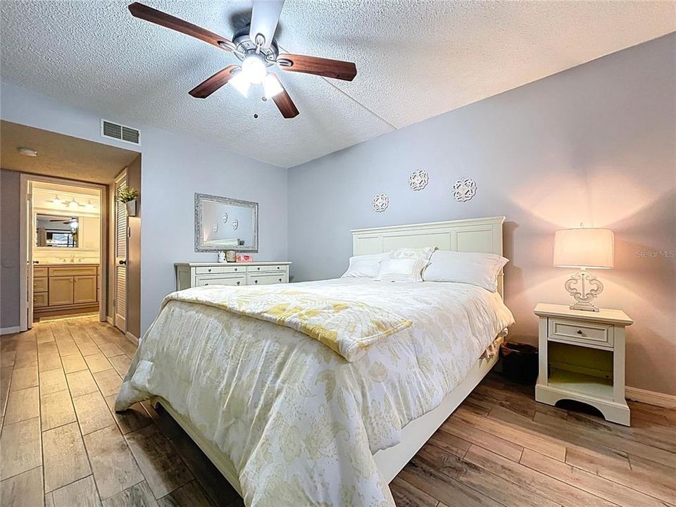 For Sale: $184,000 (2 beds, 2 baths, 955 Square Feet)