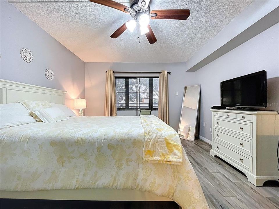 For Sale: $184,000 (2 beds, 2 baths, 955 Square Feet)