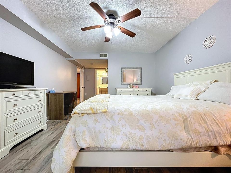 For Sale: $184,000 (2 beds, 2 baths, 955 Square Feet)