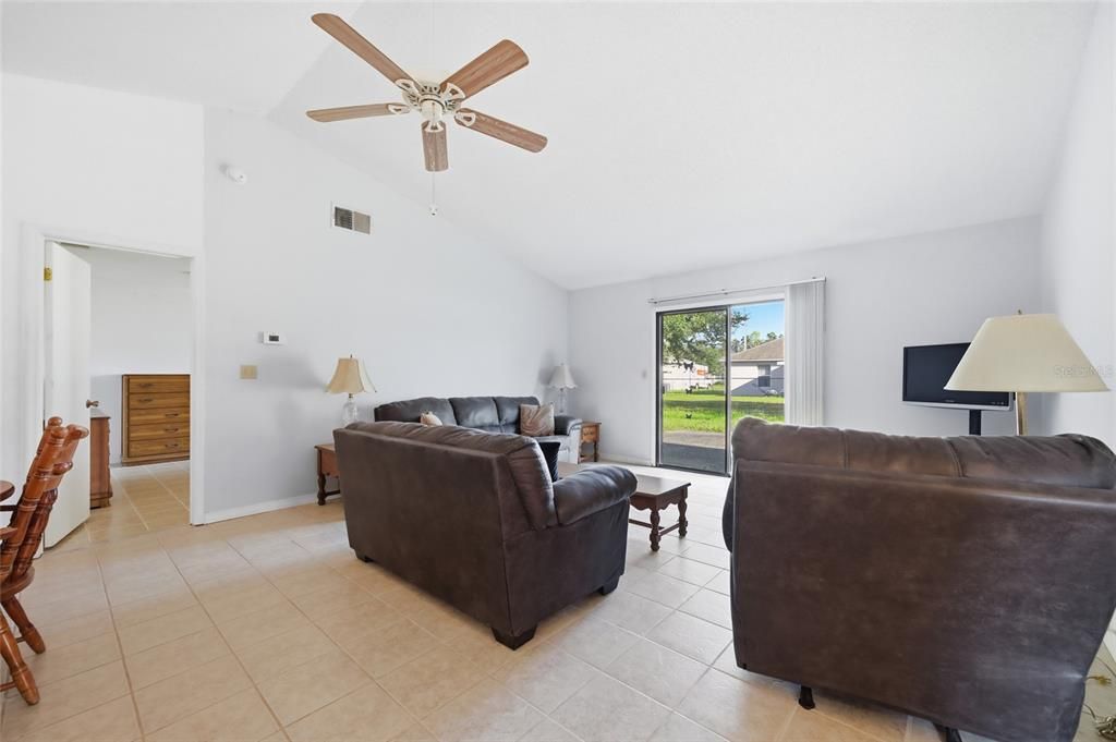 合同活跃: $249,990 (3 贝兹, 2 浴室, 1329 平方英尺)