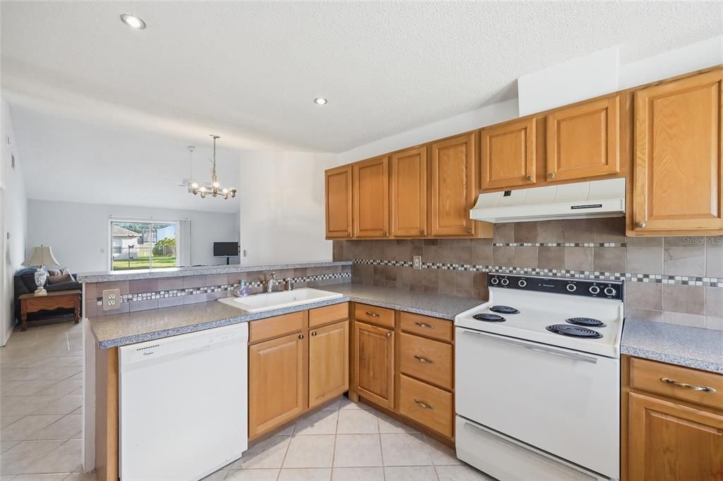 合同活跃: $249,990 (3 贝兹, 2 浴室, 1329 平方英尺)