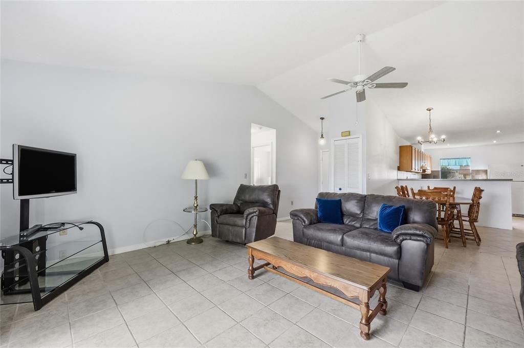 合同活跃: $249,990 (3 贝兹, 2 浴室, 1329 平方英尺)