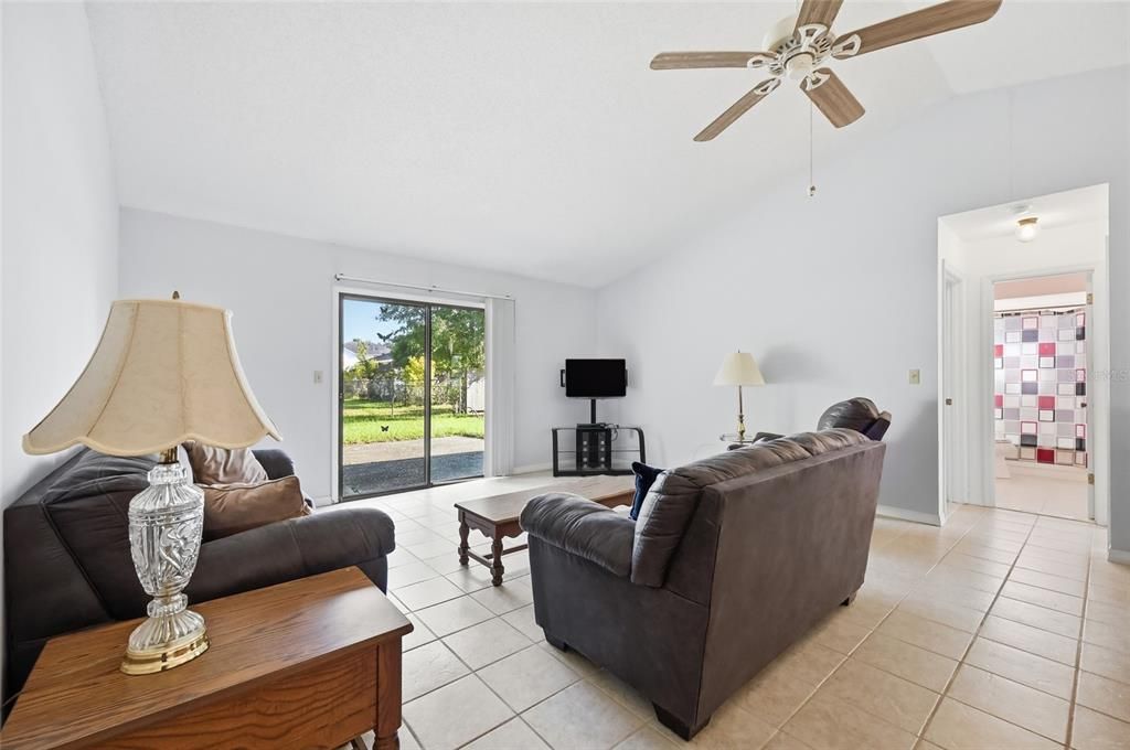 合同活跃: $249,990 (3 贝兹, 2 浴室, 1329 平方英尺)