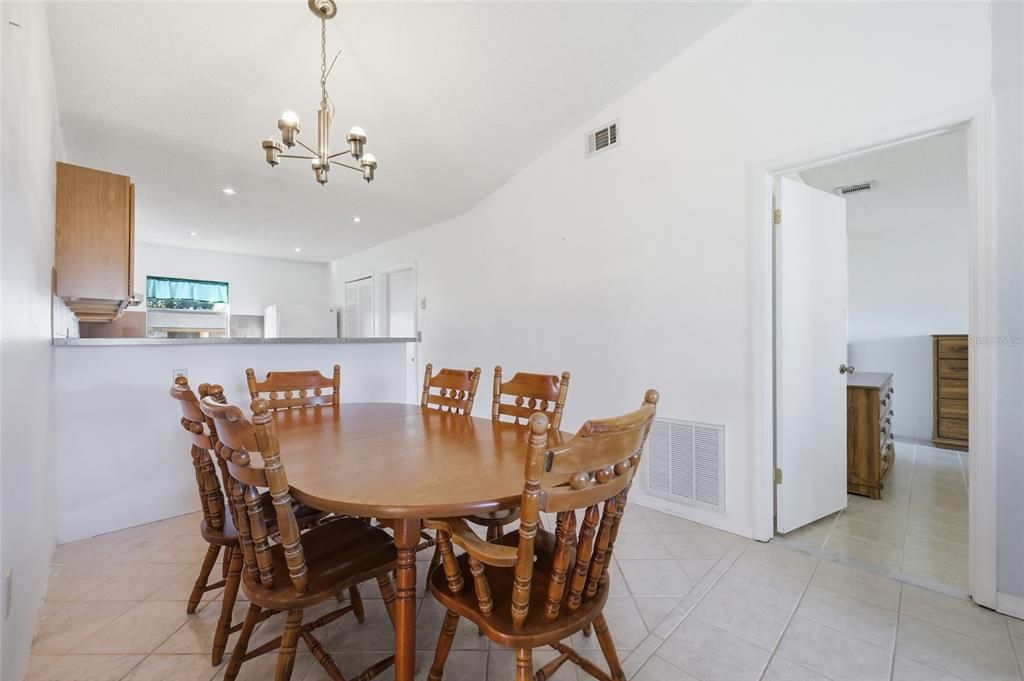 合同活跃: $249,990 (3 贝兹, 2 浴室, 1329 平方英尺)