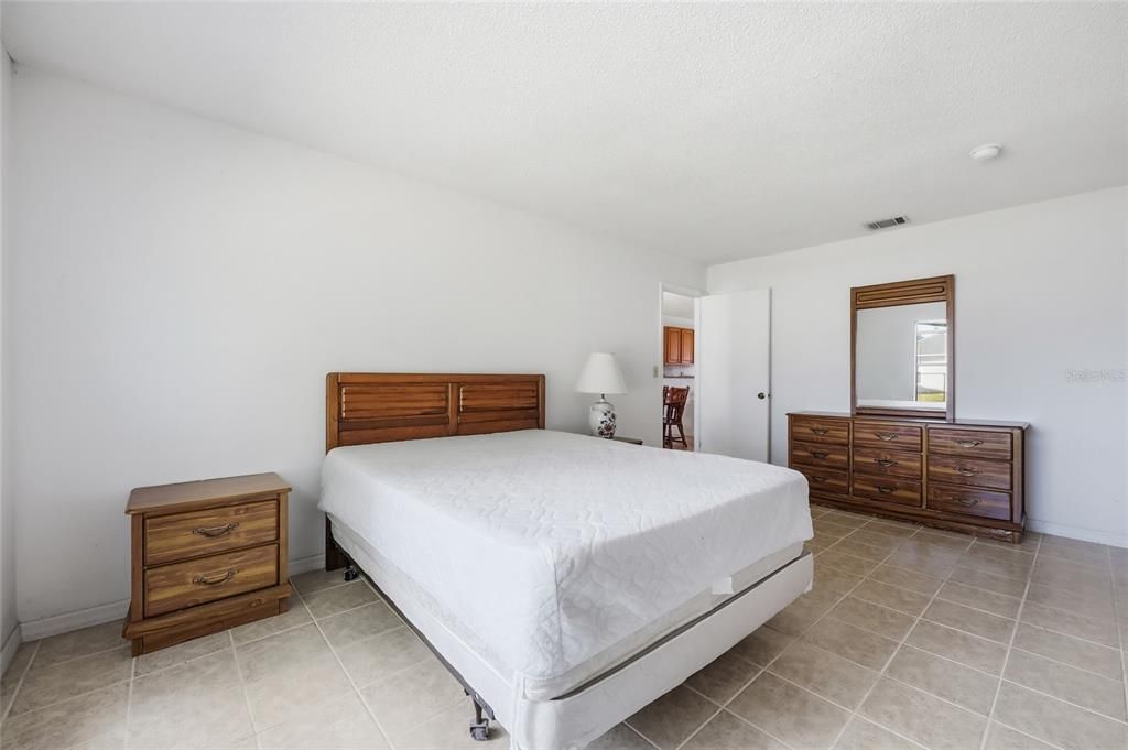 合同活跃: $249,990 (3 贝兹, 2 浴室, 1329 平方英尺)