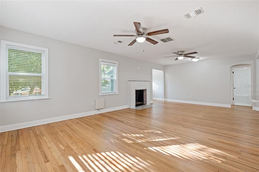 Active With Contract: $459,900 (2 beds, 2 baths, 1394 Square Feet)