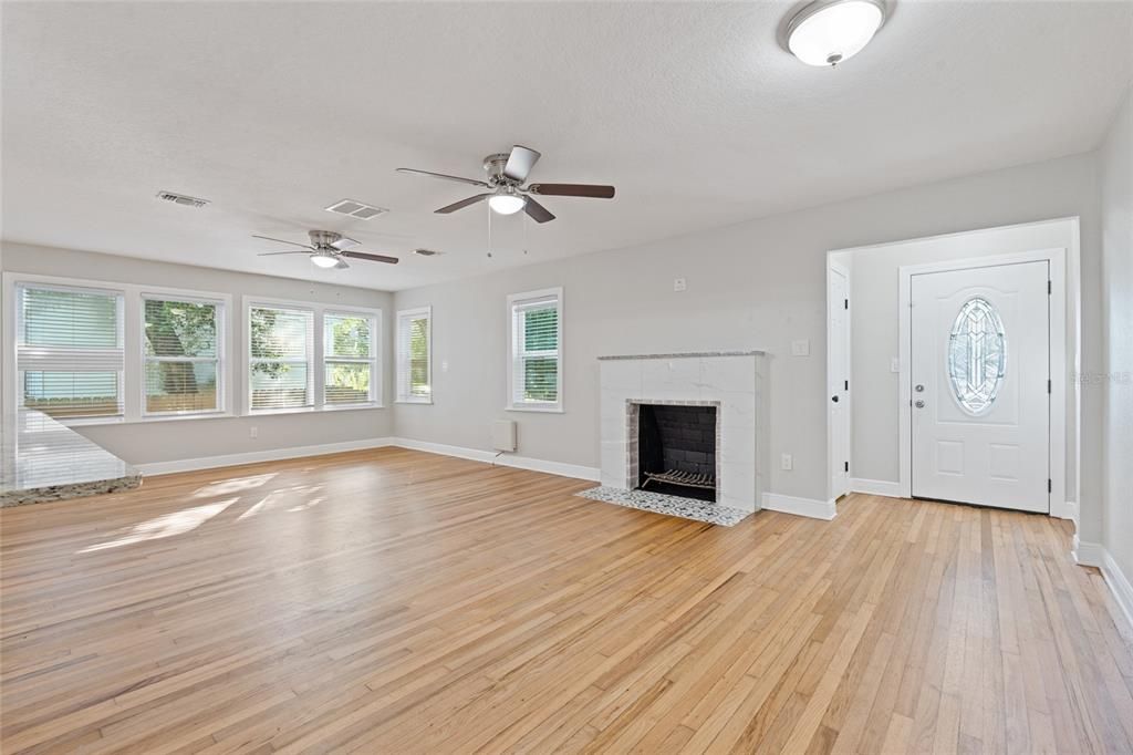 Active With Contract: $459,900 (2 beds, 2 baths, 1394 Square Feet)