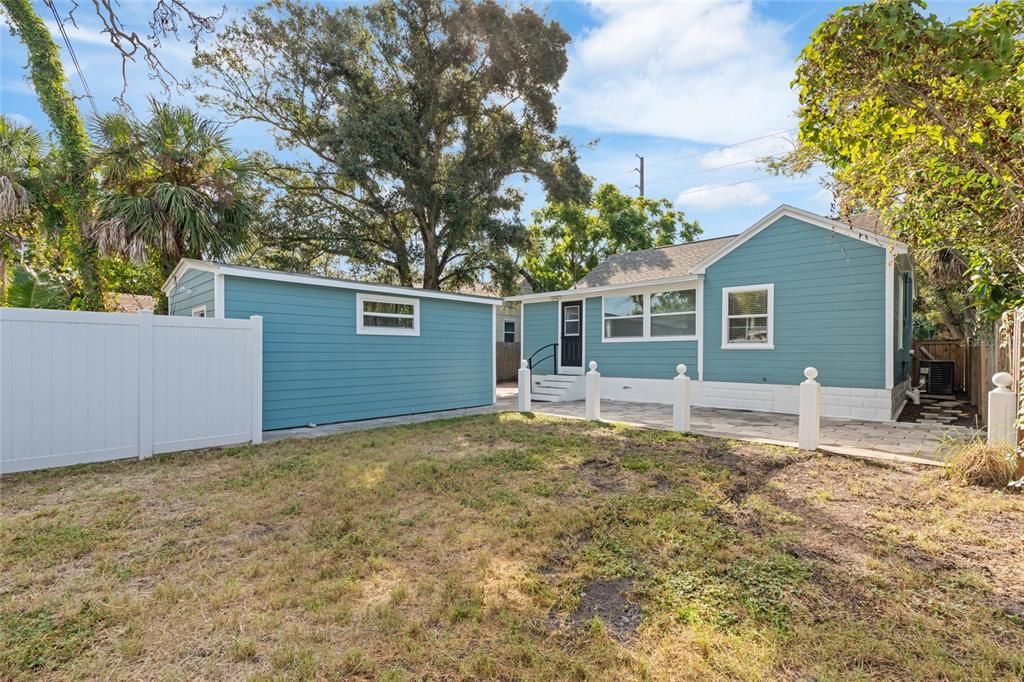 Active With Contract: $459,900 (2 beds, 2 baths, 1394 Square Feet)