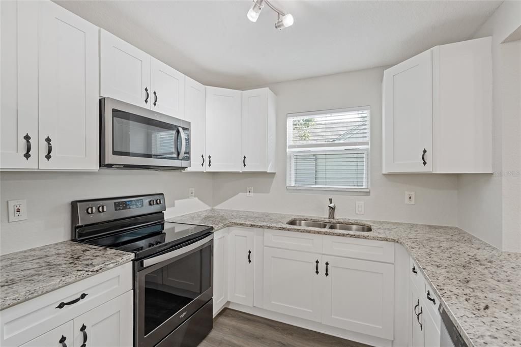 Active With Contract: $459,900 (2 beds, 2 baths, 1394 Square Feet)