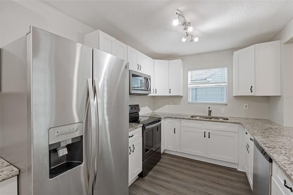 Active With Contract: $459,900 (2 beds, 2 baths, 1394 Square Feet)