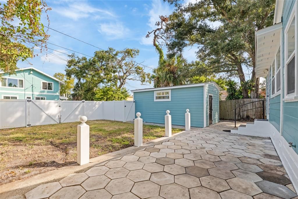 Active With Contract: $459,900 (2 beds, 2 baths, 1394 Square Feet)