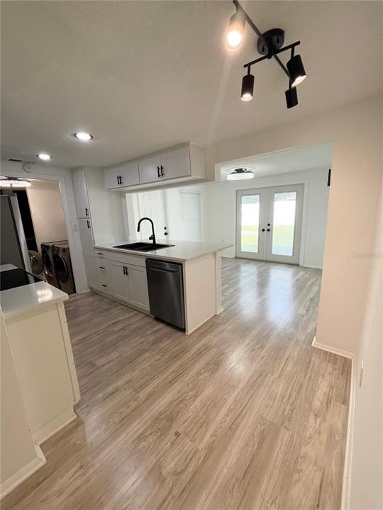 For Rent: $1,750 (3 beds, 1 baths, 864 Square Feet)