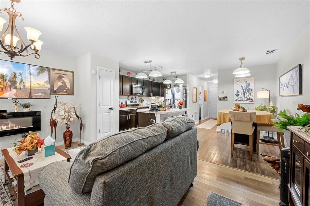 На продажу: $265,000 (2 спален, 2 ванн, 1044 Квадратных фут)