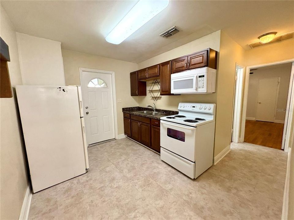 For Rent: $1,395 (2 beds, 2 baths, 850 Square Feet)