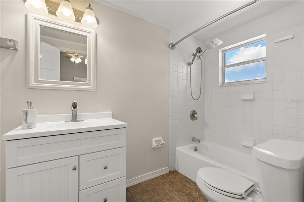 Под контрактом: $244,900 (3 спален, 2 ванн, 1740 Квадратных фут)