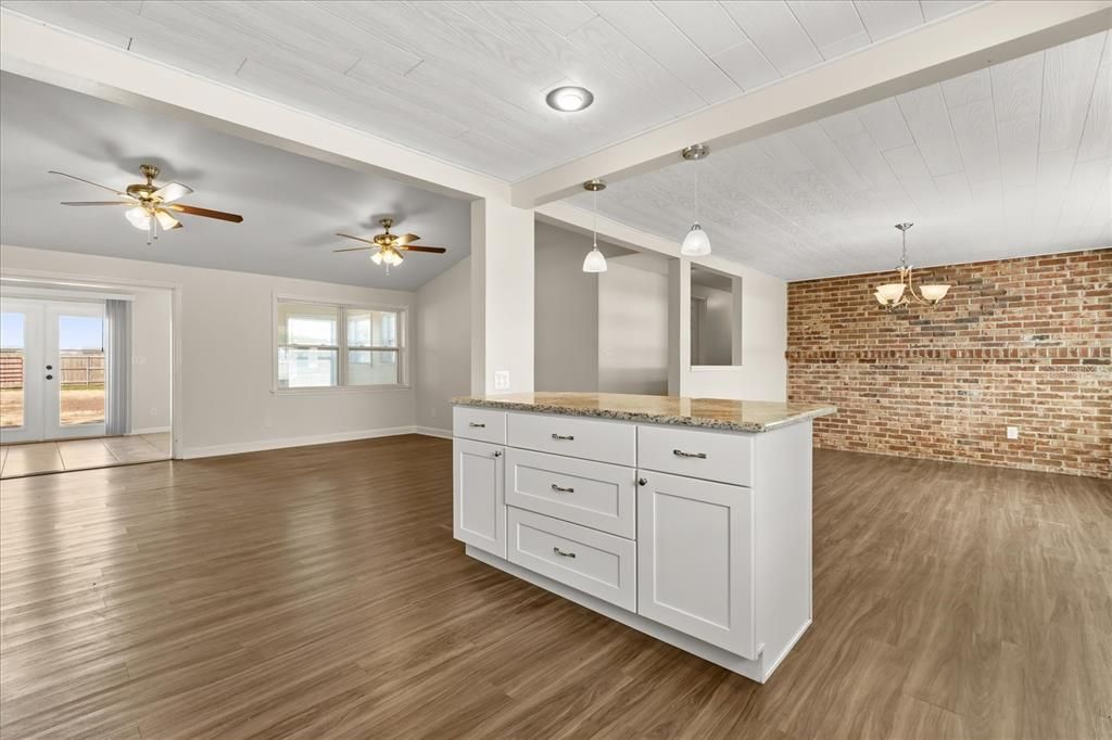 Под контрактом: $244,900 (3 спален, 2 ванн, 1740 Квадратных фут)