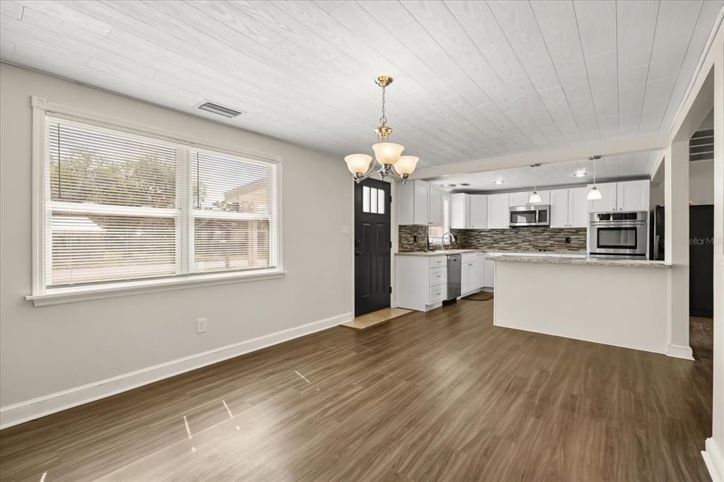 Под контрактом: $244,900 (3 спален, 2 ванн, 1740 Квадратных фут)