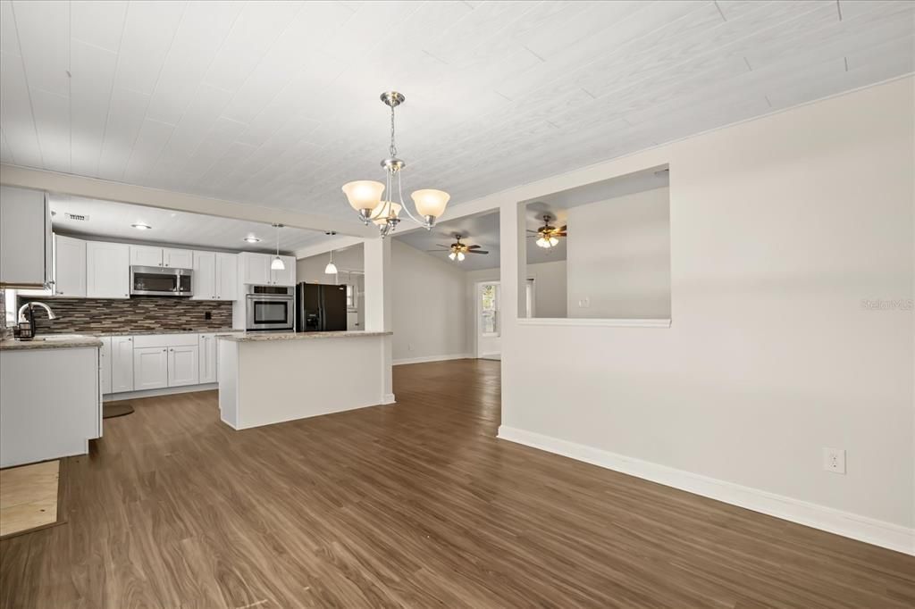 Под контрактом: $244,900 (3 спален, 2 ванн, 1740 Квадратных фут)