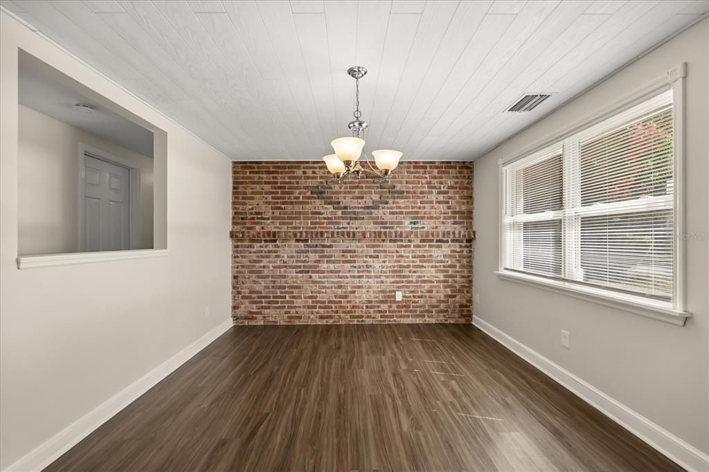 Под контрактом: $244,900 (3 спален, 2 ванн, 1740 Квадратных фут)