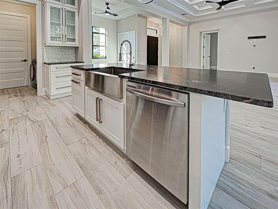 出租: $4,500 (3 贝兹, 2 浴室, 2010 平方英尺)