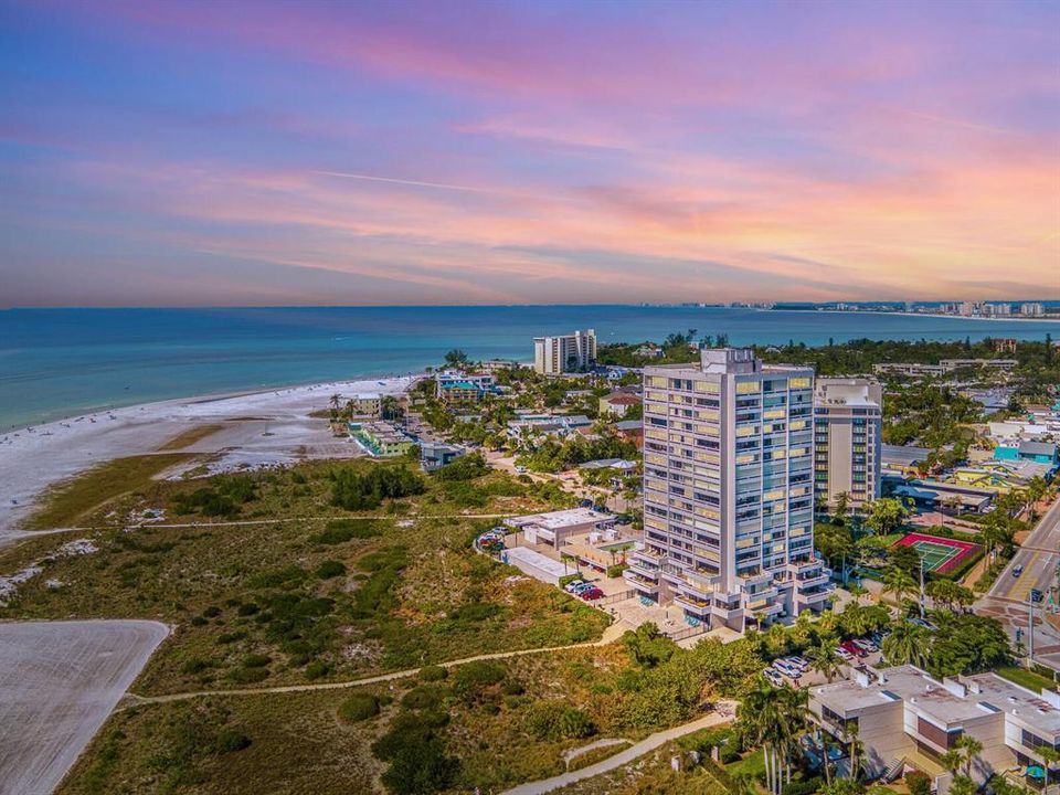 For Sale: $1,295,000 (1 beds, 1 baths, 928 Square Feet)