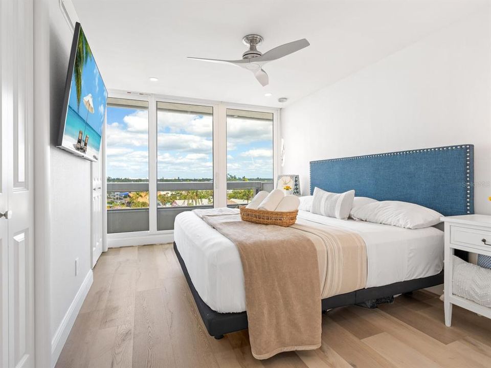 For Sale: $1,295,000 (1 beds, 1 baths, 928 Square Feet)