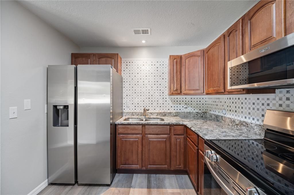 待售: $430,000 (3 贝兹, 1 浴室, 1086 平方英尺)