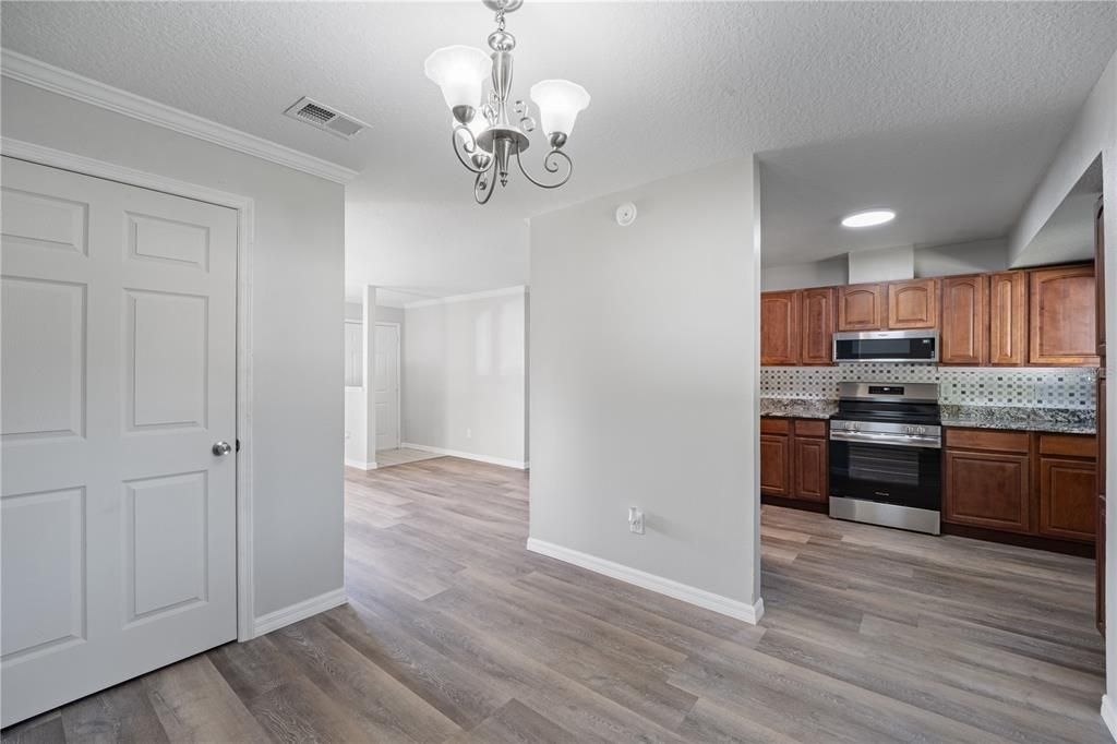 待售: $430,000 (3 贝兹, 1 浴室, 1086 平方英尺)