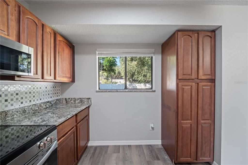 待售: $430,000 (3 贝兹, 1 浴室, 1086 平方英尺)