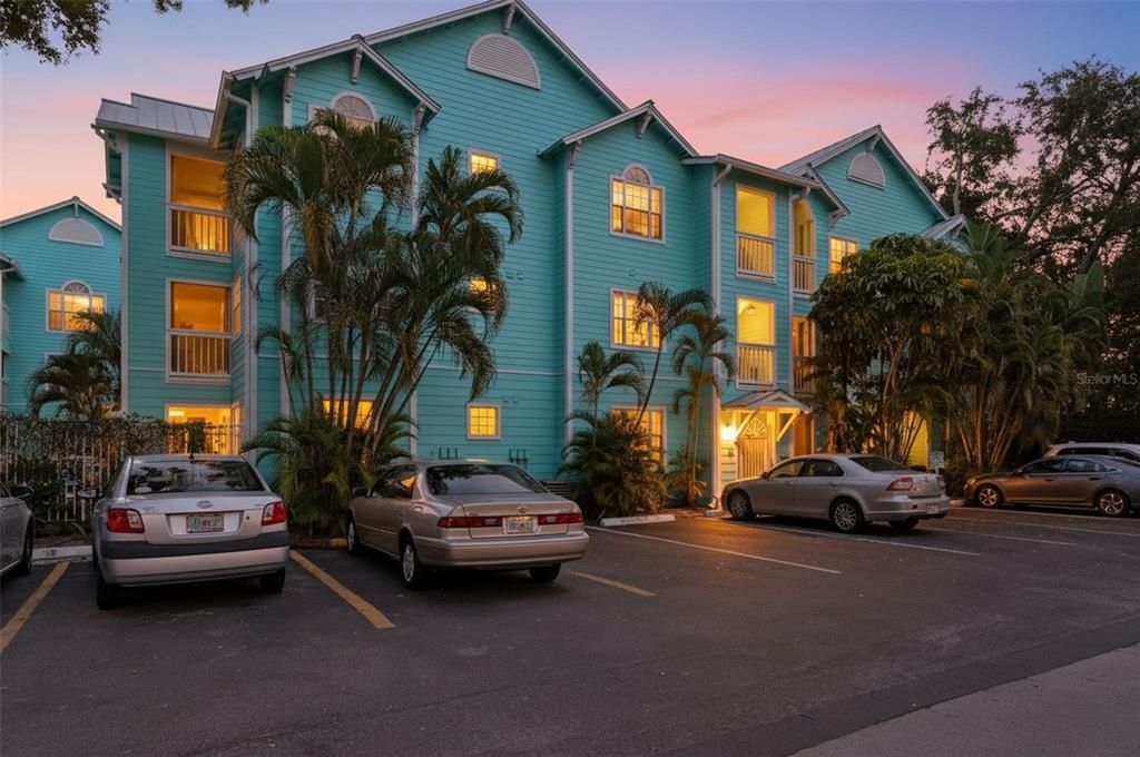 For Rent: $2,200 (2 beds, 2 baths, 787 Square Feet)