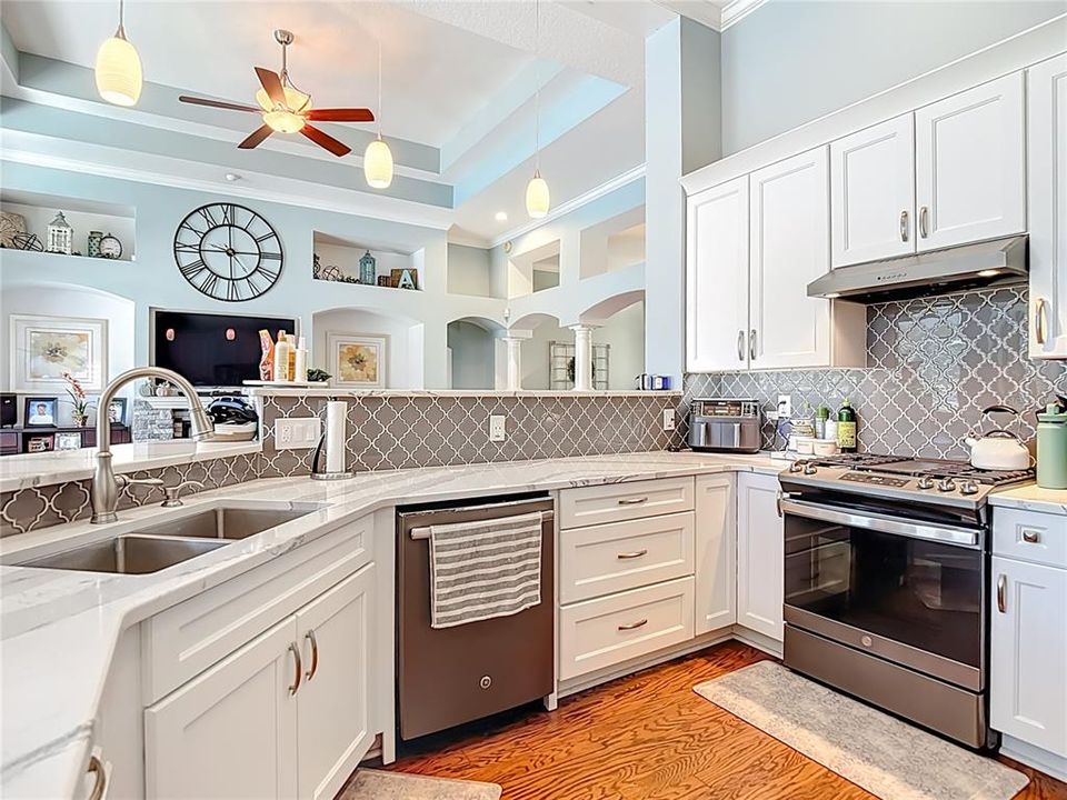 En Venta: $725,000 (4 camas, 3 baños, 2624 Pies cuadrados)