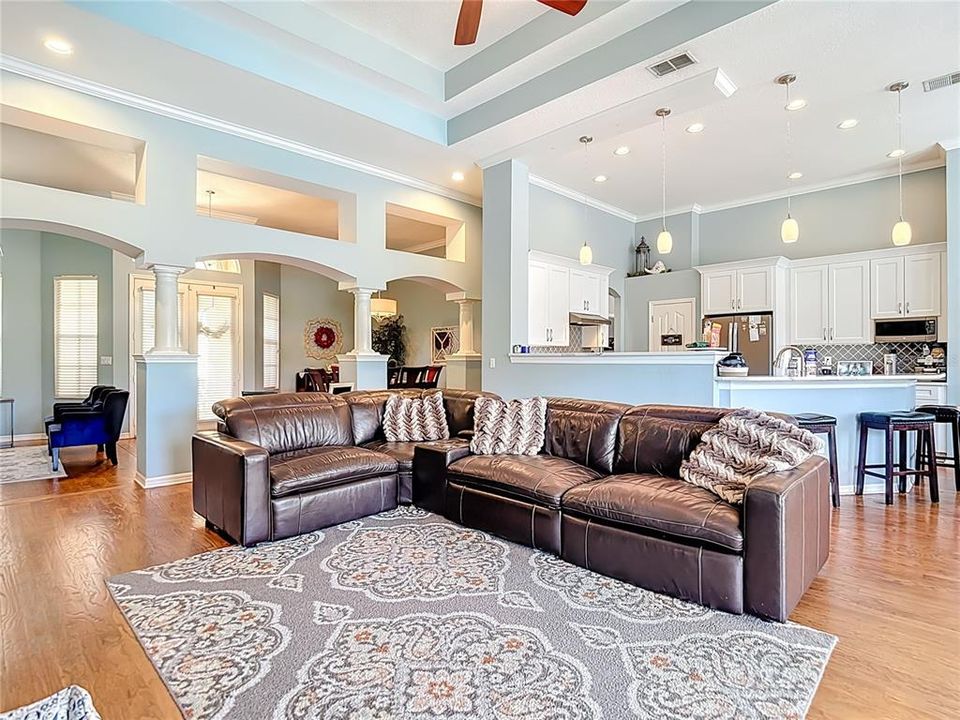 En Venta: $725,000 (4 camas, 3 baños, 2624 Pies cuadrados)