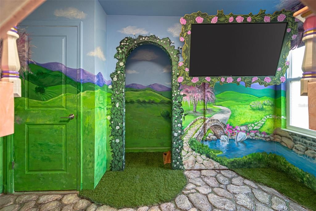 For Sale: $989,000 (8 beds, 5 baths, 4289 Square Feet)