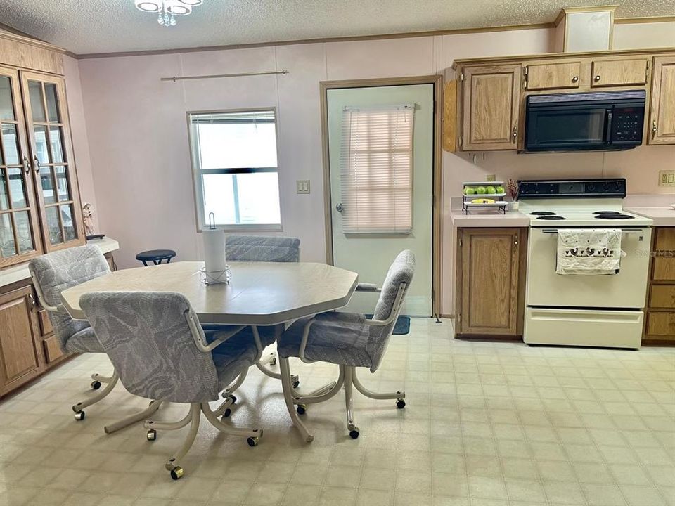 For Rent: $1,900 (2 beds, 2 baths, 938 Square Feet)