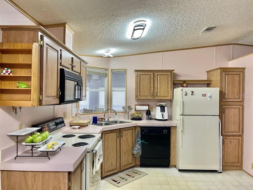 For Rent: $1,900 (2 beds, 2 baths, 938 Square Feet)