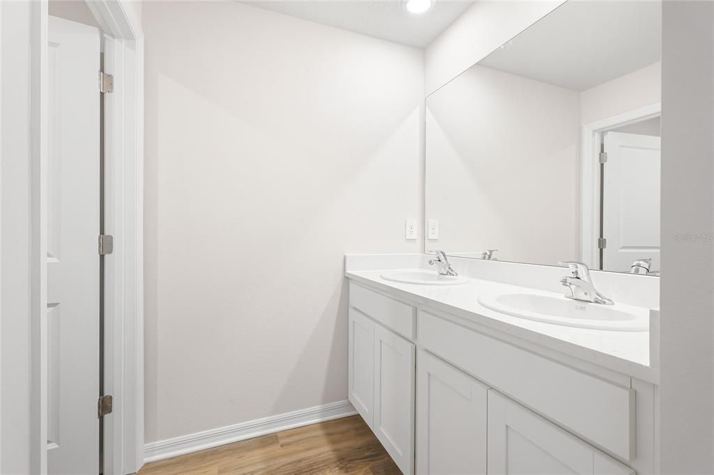 For Rent: $2,700 (5 beds, 3 baths, 2616 Square Feet)