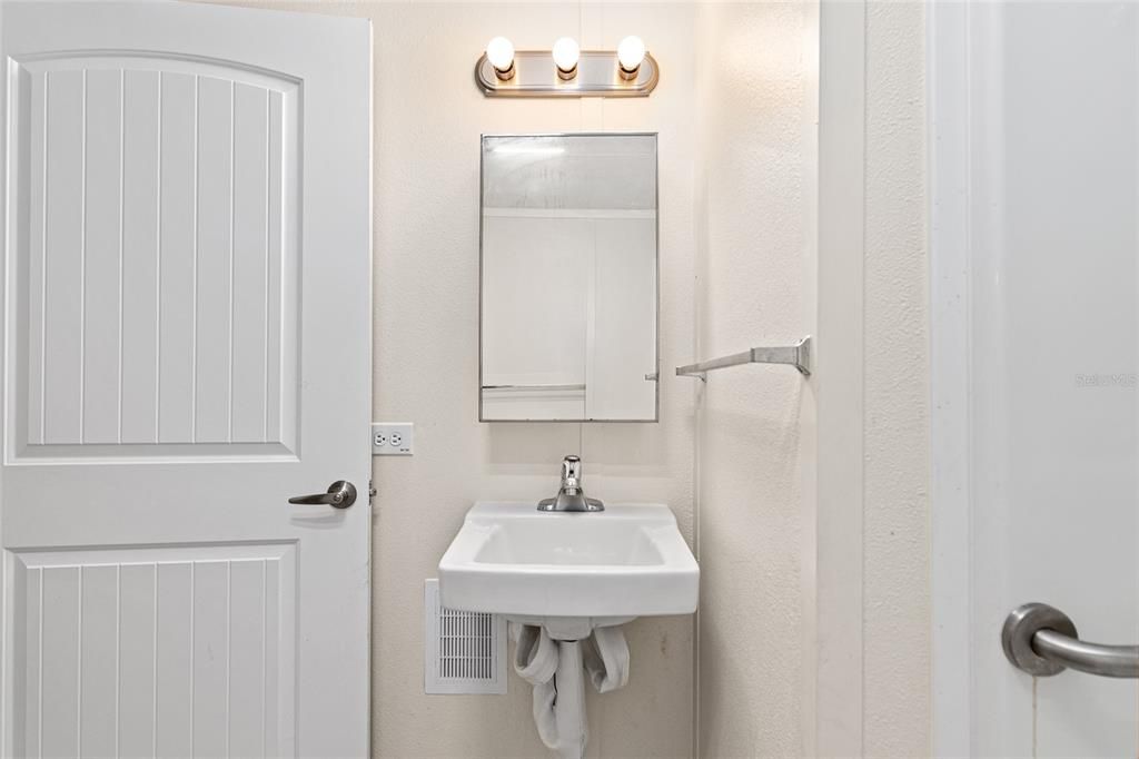 For Sale: $135,000 (3 beds, 2 baths, 924 Square Feet)