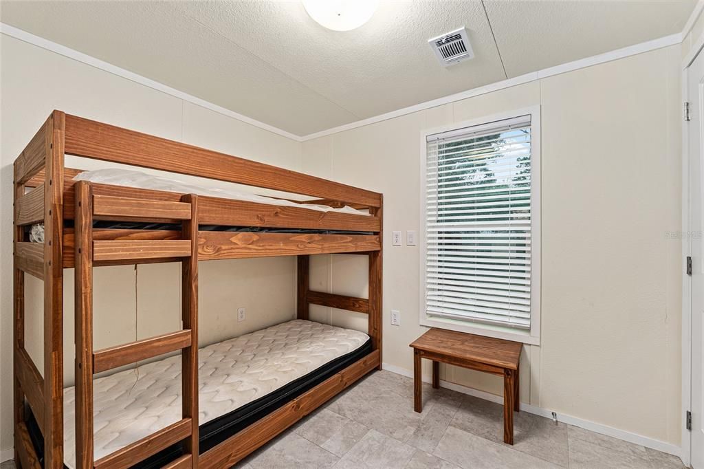 For Sale: $135,000 (3 beds, 2 baths, 924 Square Feet)