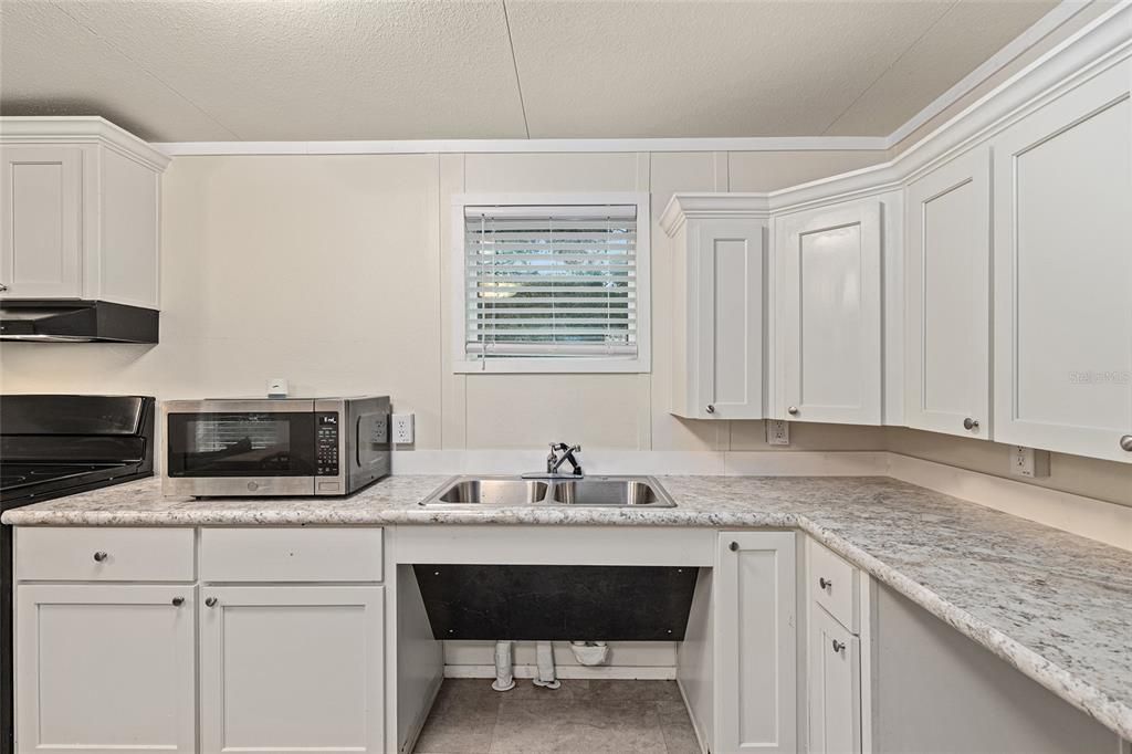 For Sale: $135,000 (3 beds, 2 baths, 924 Square Feet)