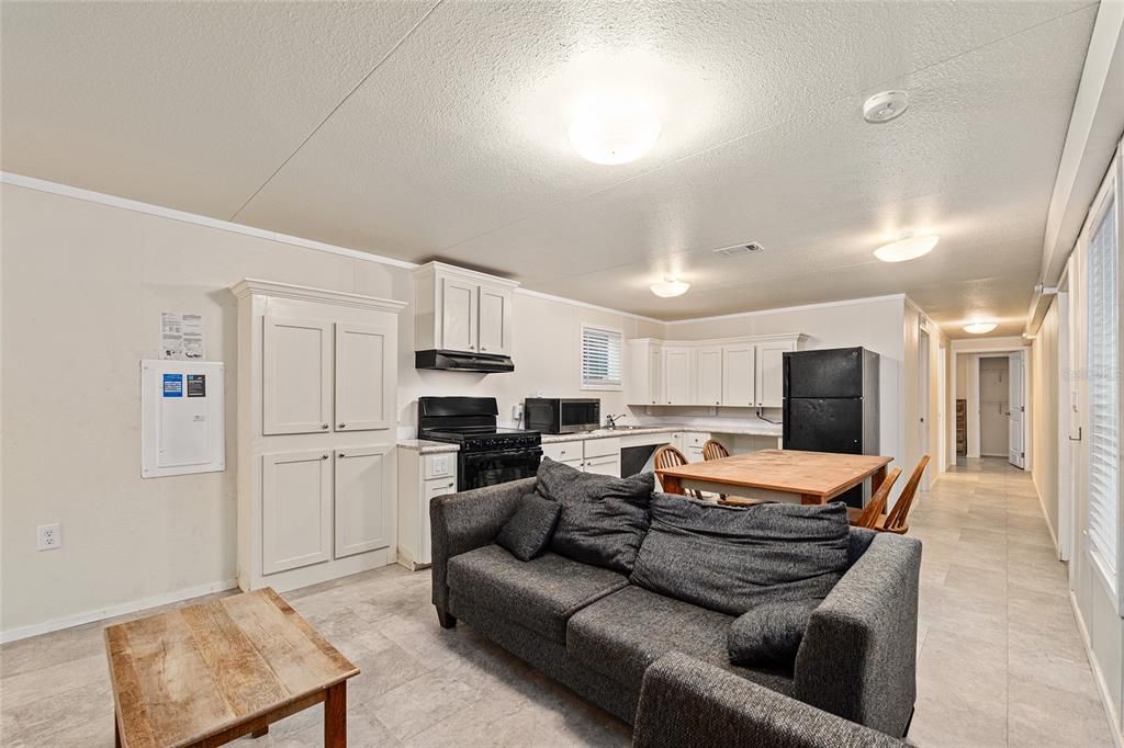 For Sale: $135,000 (3 beds, 2 baths, 924 Square Feet)