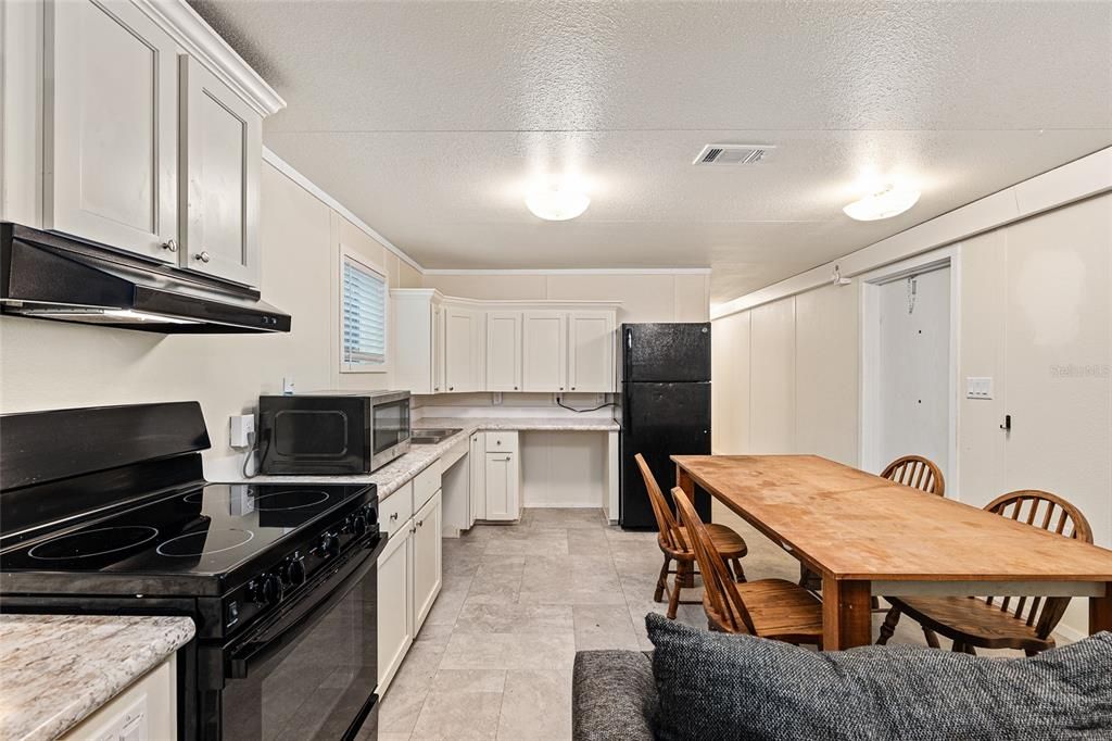 For Sale: $135,000 (3 beds, 2 baths, 924 Square Feet)