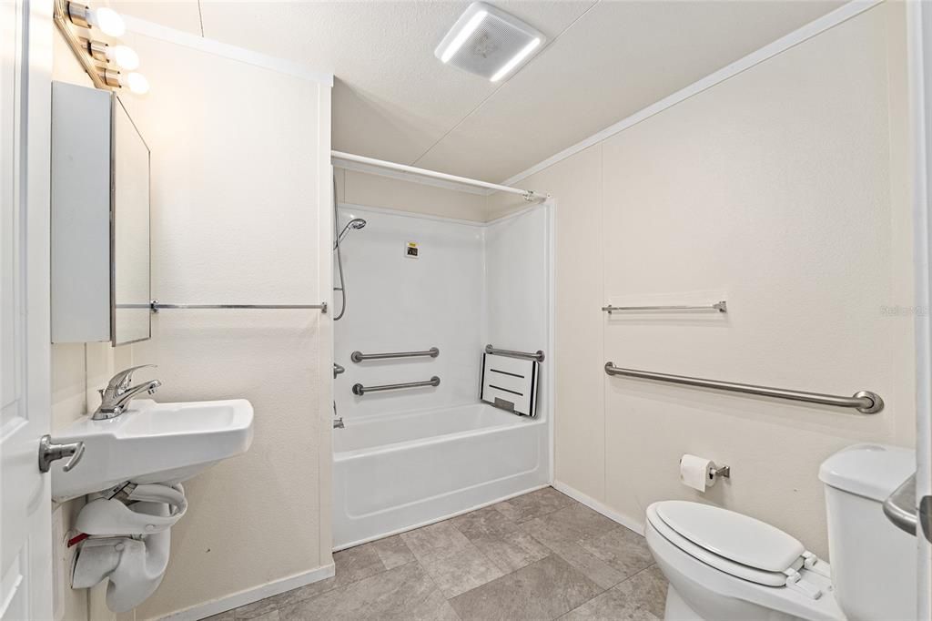 For Sale: $135,000 (3 beds, 2 baths, 924 Square Feet)