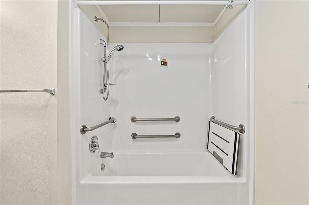 For Sale: $135,000 (3 beds, 2 baths, 924 Square Feet)