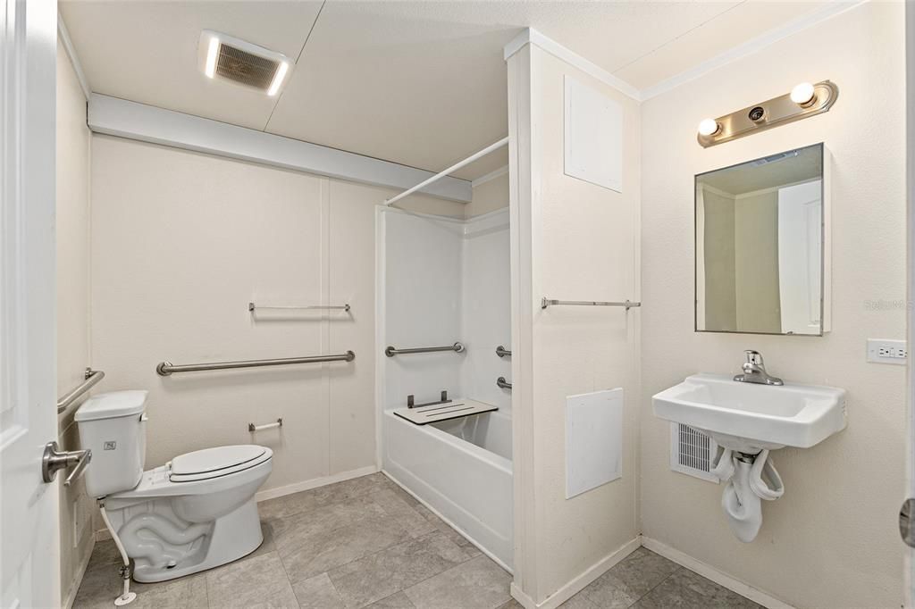 For Sale: $135,000 (3 beds, 2 baths, 924 Square Feet)