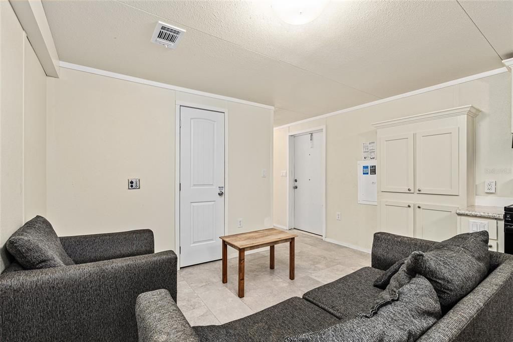 For Sale: $135,000 (3 beds, 2 baths, 924 Square Feet)