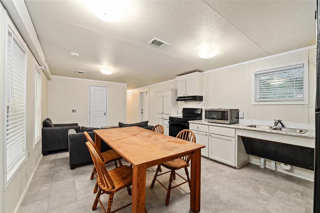 For Sale: $135,000 (3 beds, 2 baths, 924 Square Feet)