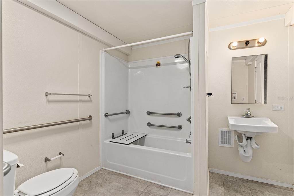 For Sale: $135,000 (3 beds, 2 baths, 924 Square Feet)