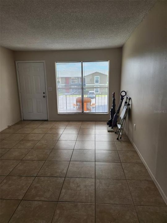 For Rent: $1,100 (1 beds, 1 baths, 638 Square Feet)